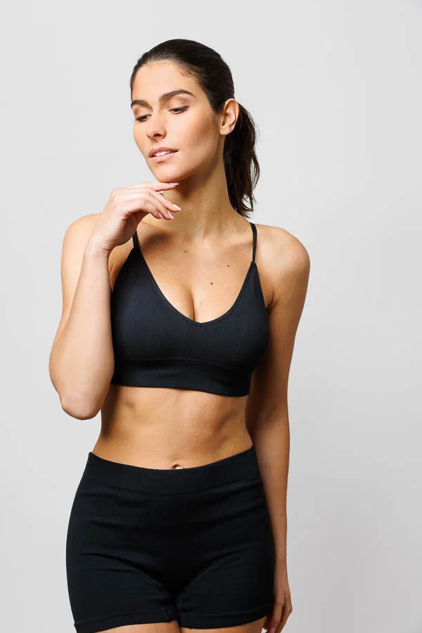 Photographe lookbook studio Paris – portrait en tenue sombre
