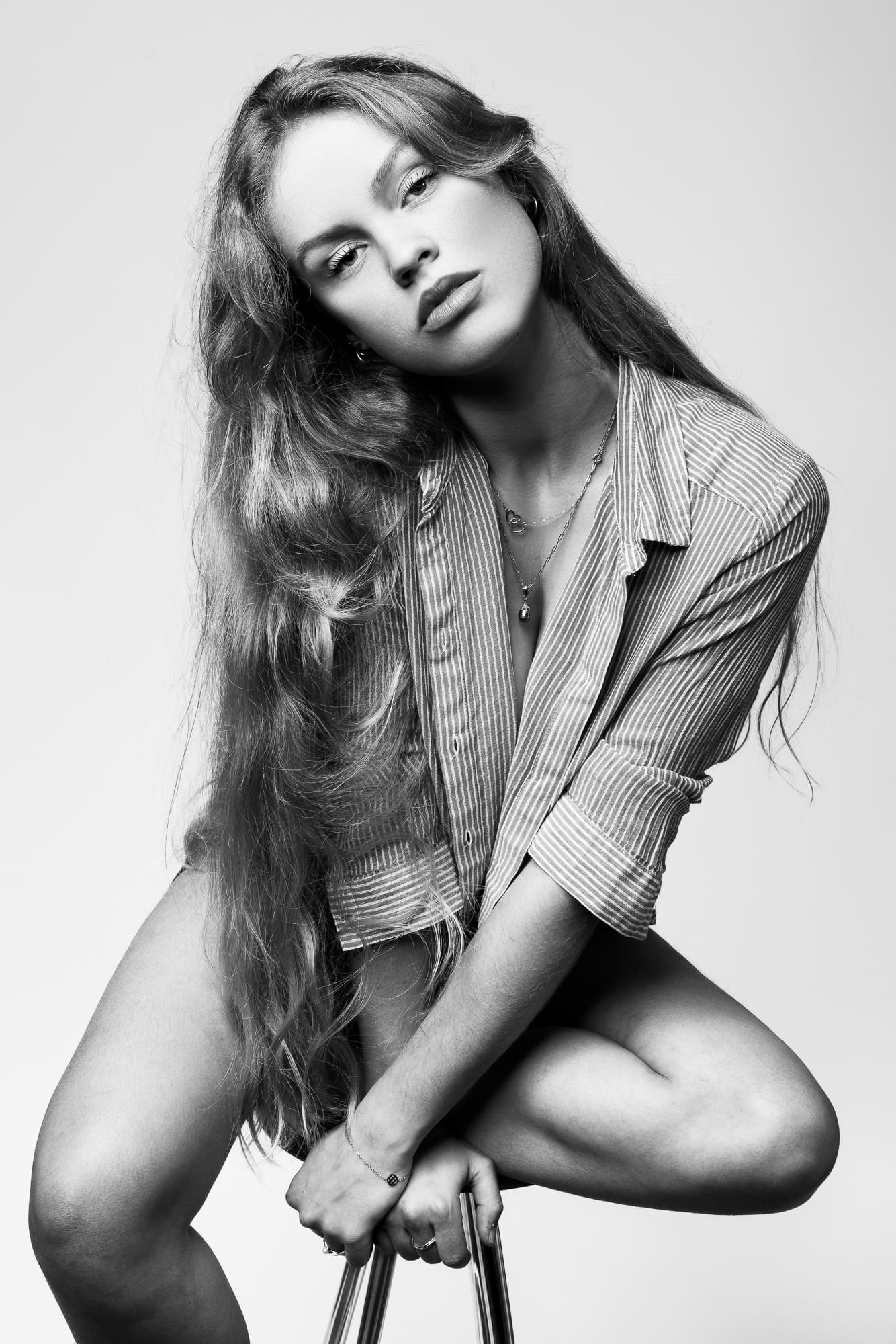 Photographe Studio Paris – Modèle assis élégant, portrait, noir et blanc