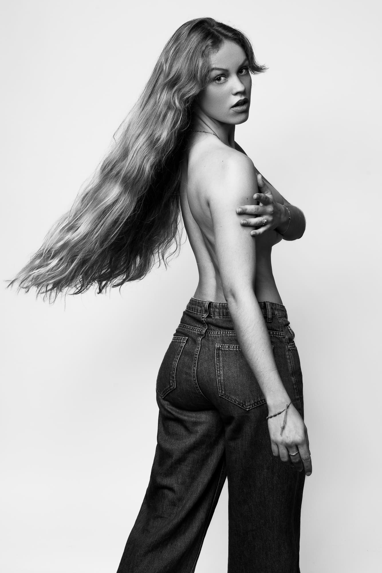 Photographe Studio Paris – Modèle debout en jeans, plein américain, noir et blanc