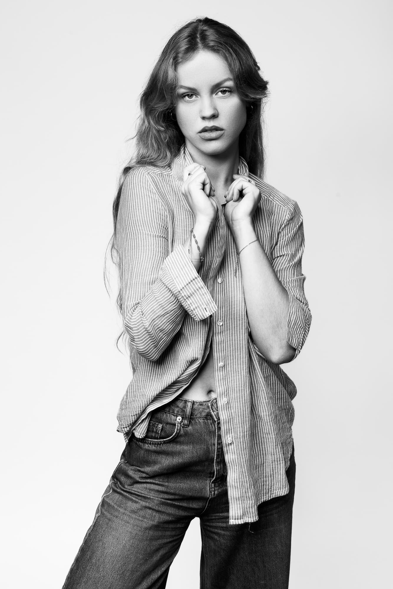 Photographe Studio Paris – Modèle debout élégant, plein américain, noir et blanc