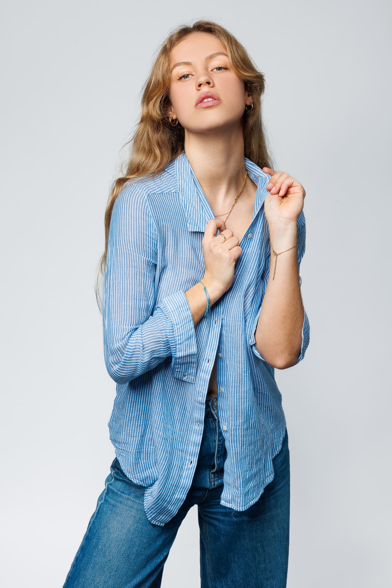 Photographe Studio Paris – Modèle debout en jeans, plein américain