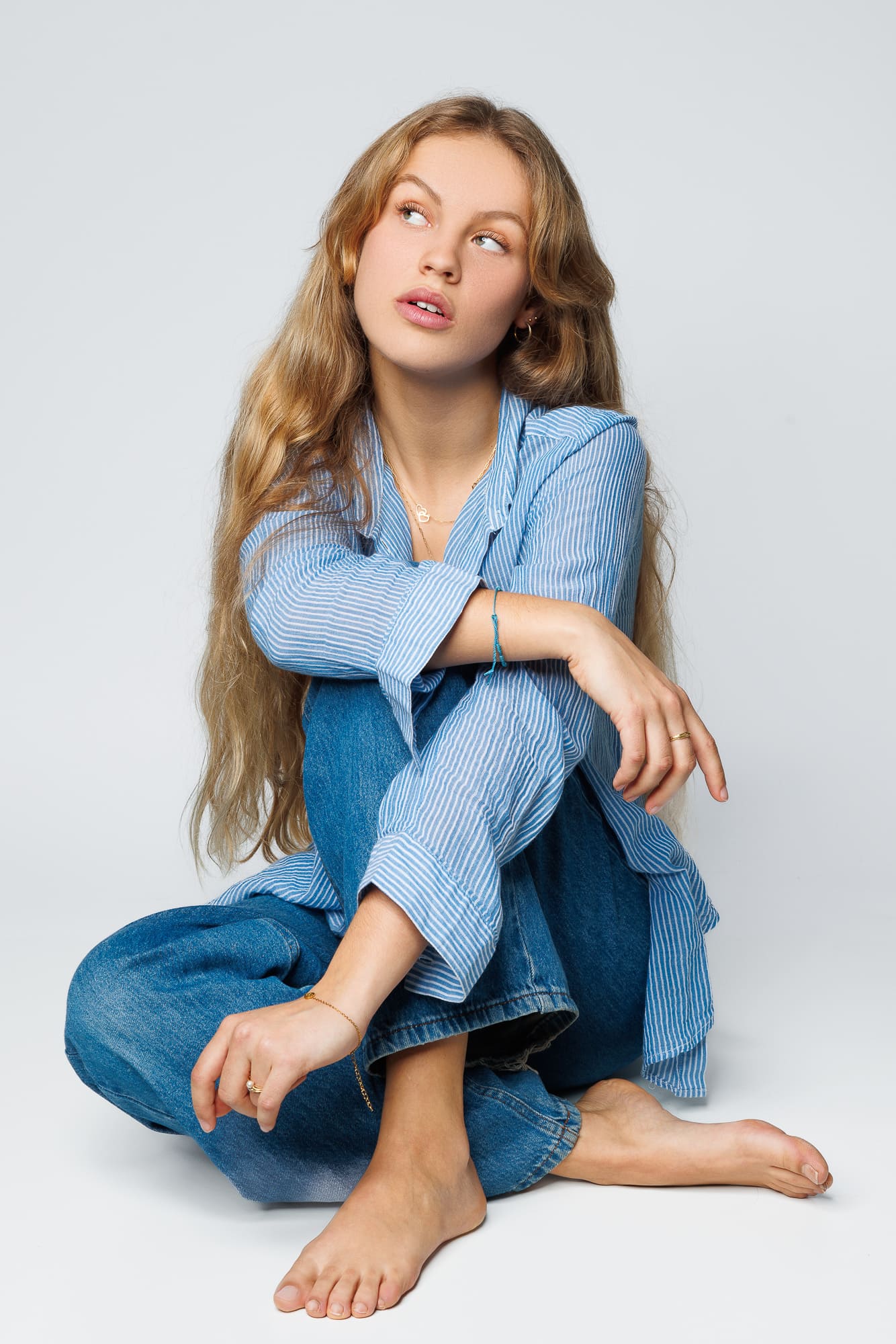 Photographe Lookbook – Modèle debout en jeans, plein américain