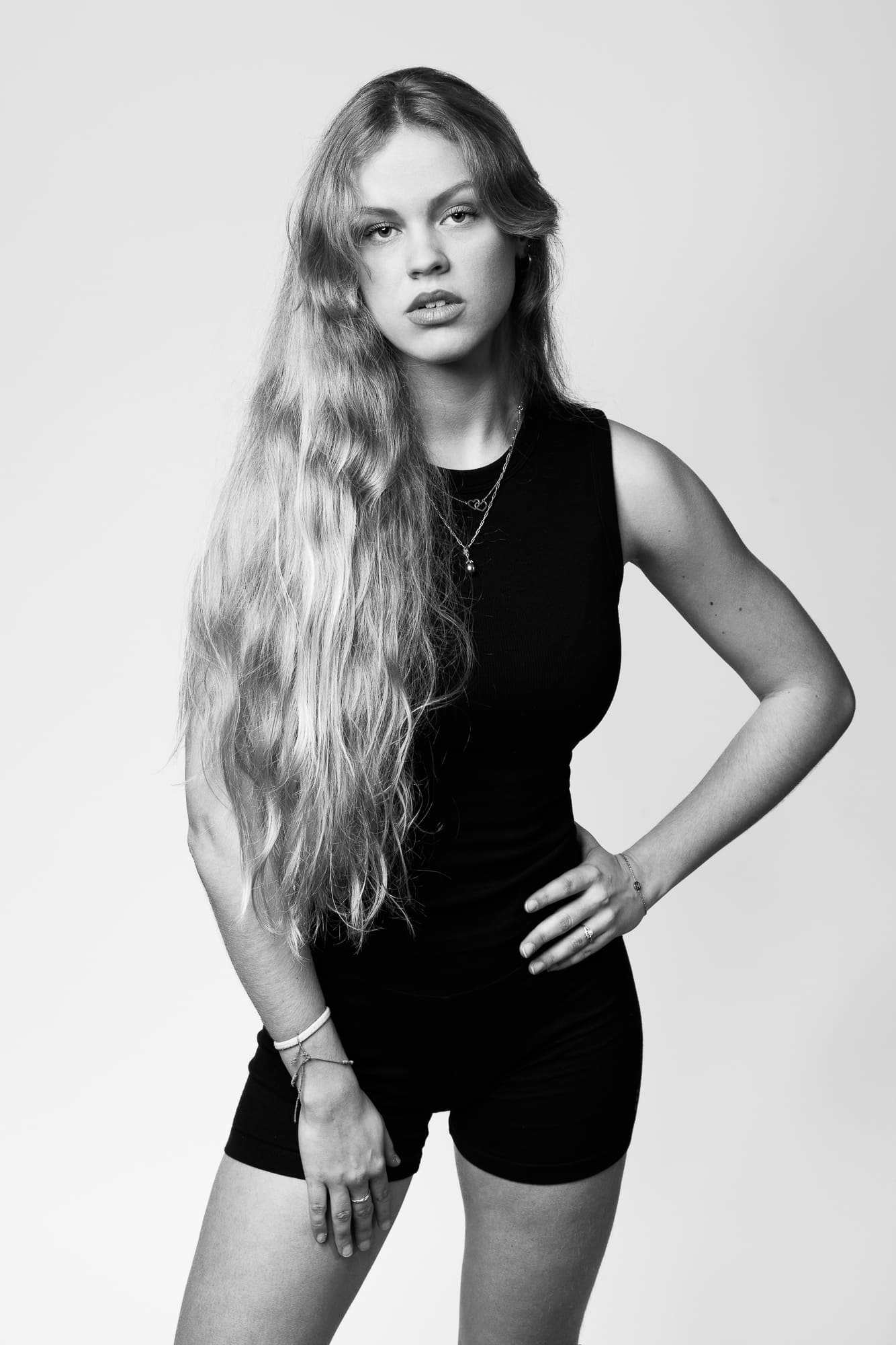 Lookbook Studio Paris – Modèle debout élégant, portrait, noir et blanc