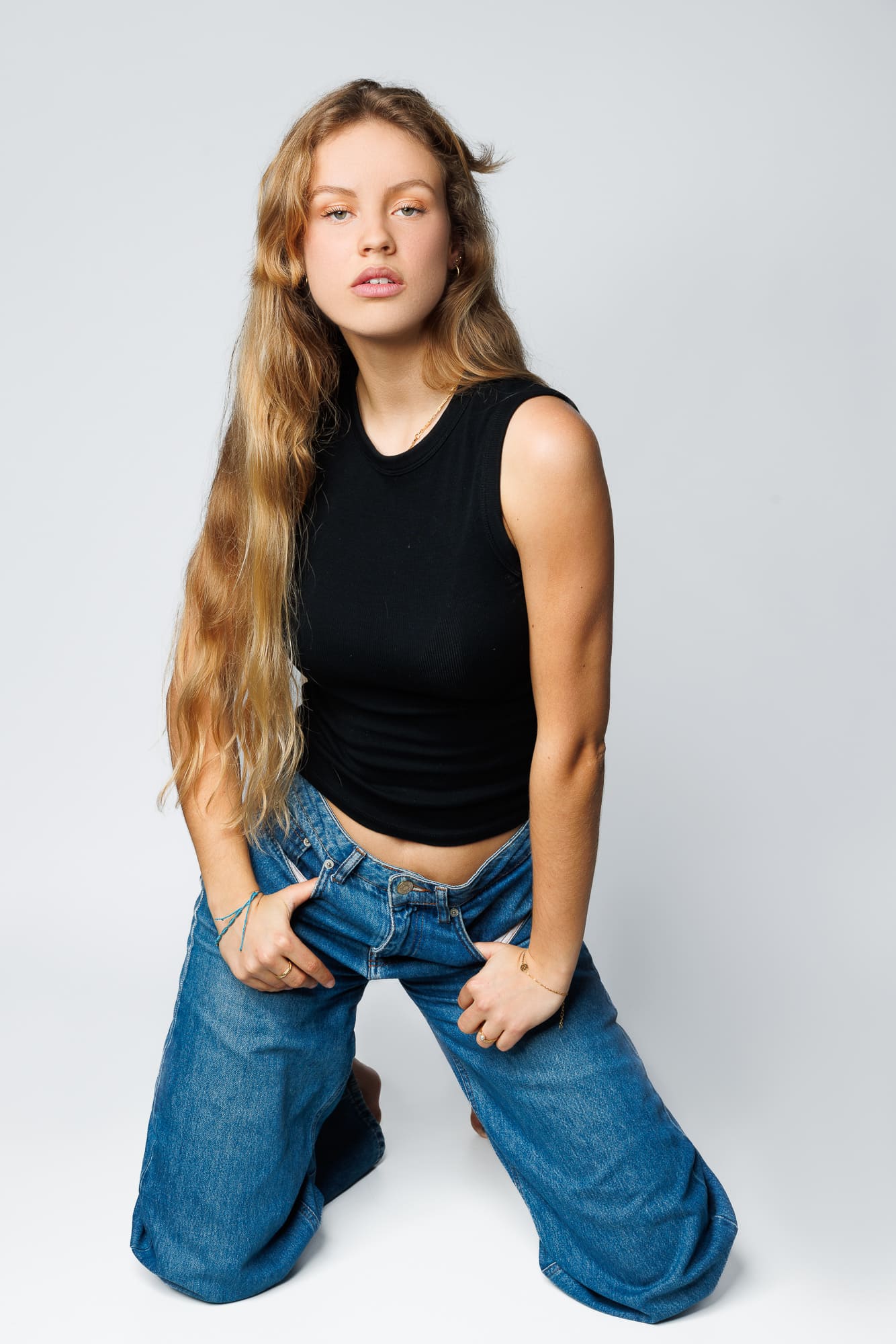 Photographe Studio Paris – Modèle assis sportif, plein pied