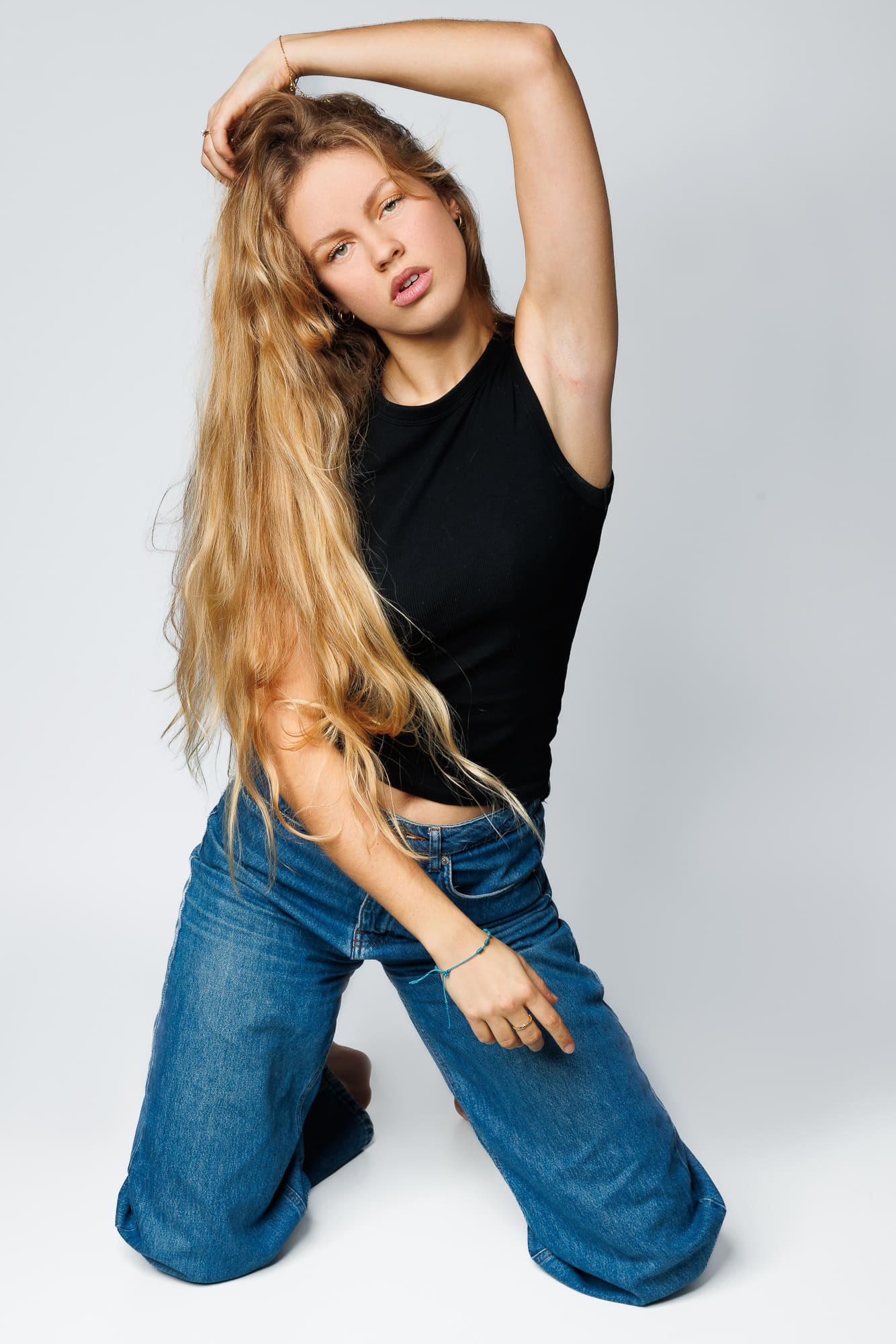 Photographe Lookbook – Modèle assis élégant, plein pied