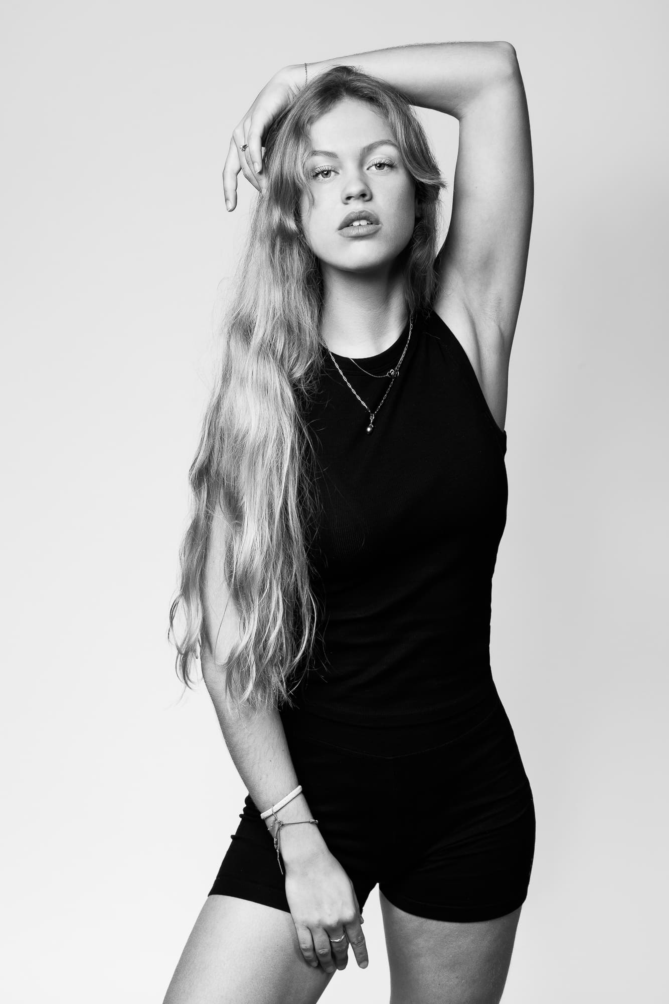 Lookbook Studio Paris – Modèle debout élégant, portrait, noir et blanc