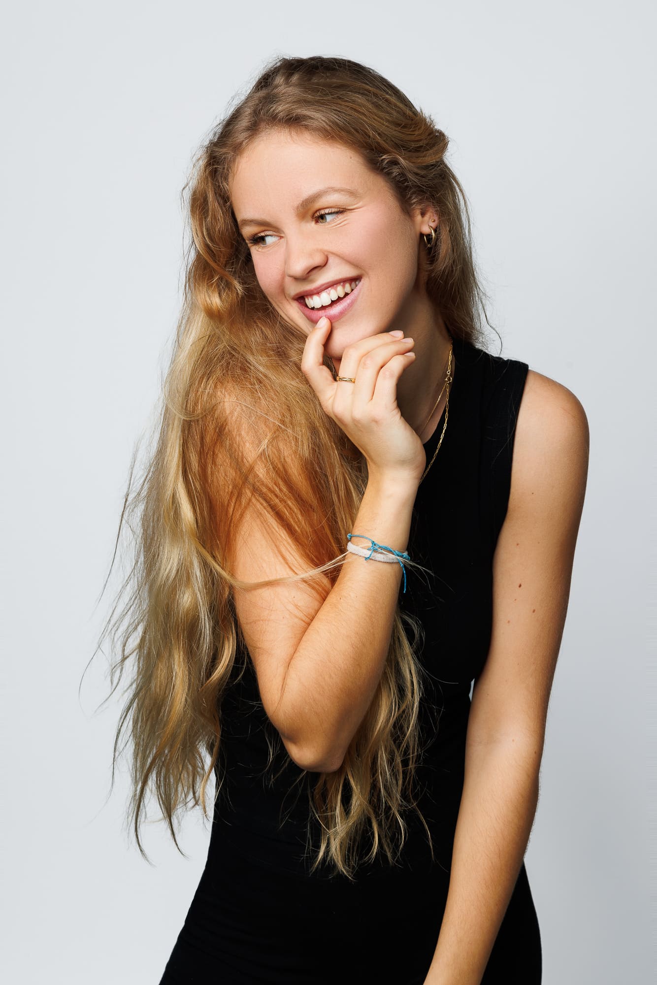 Photographe Studio Paris – Modèle debout sportif, portrait