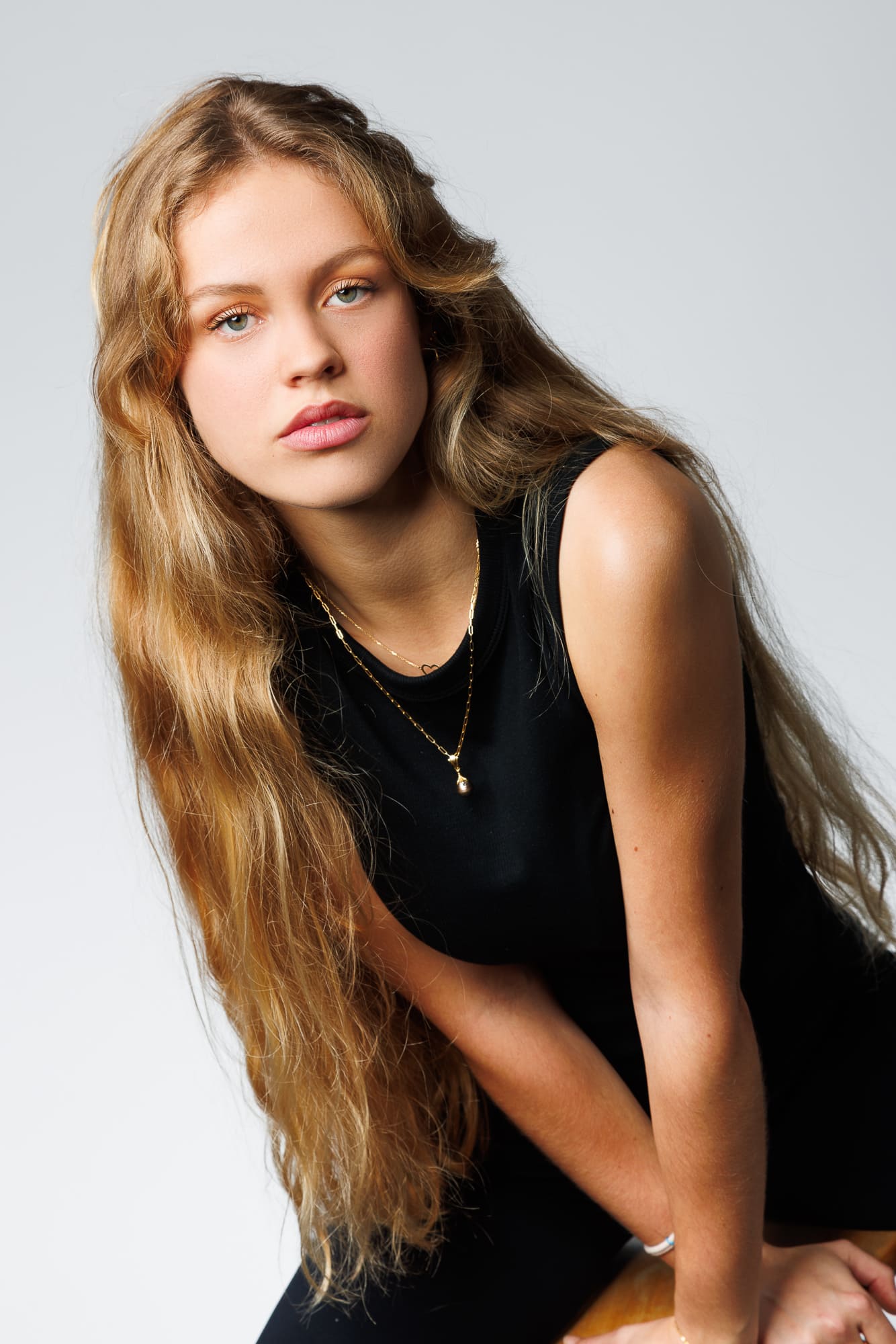 Photographe Studio Paris – Modèle debout élégant, portrait