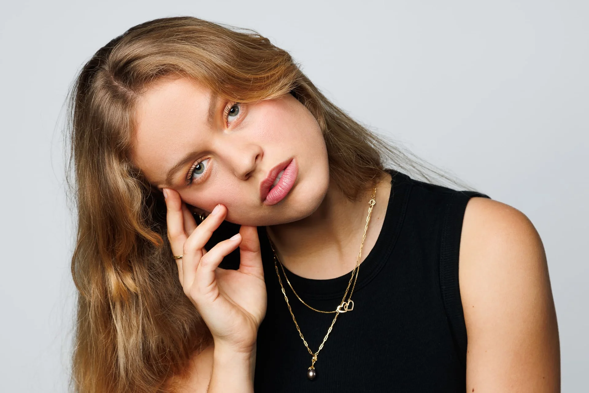 Photographe lookbook studio Paris – portrait en studio