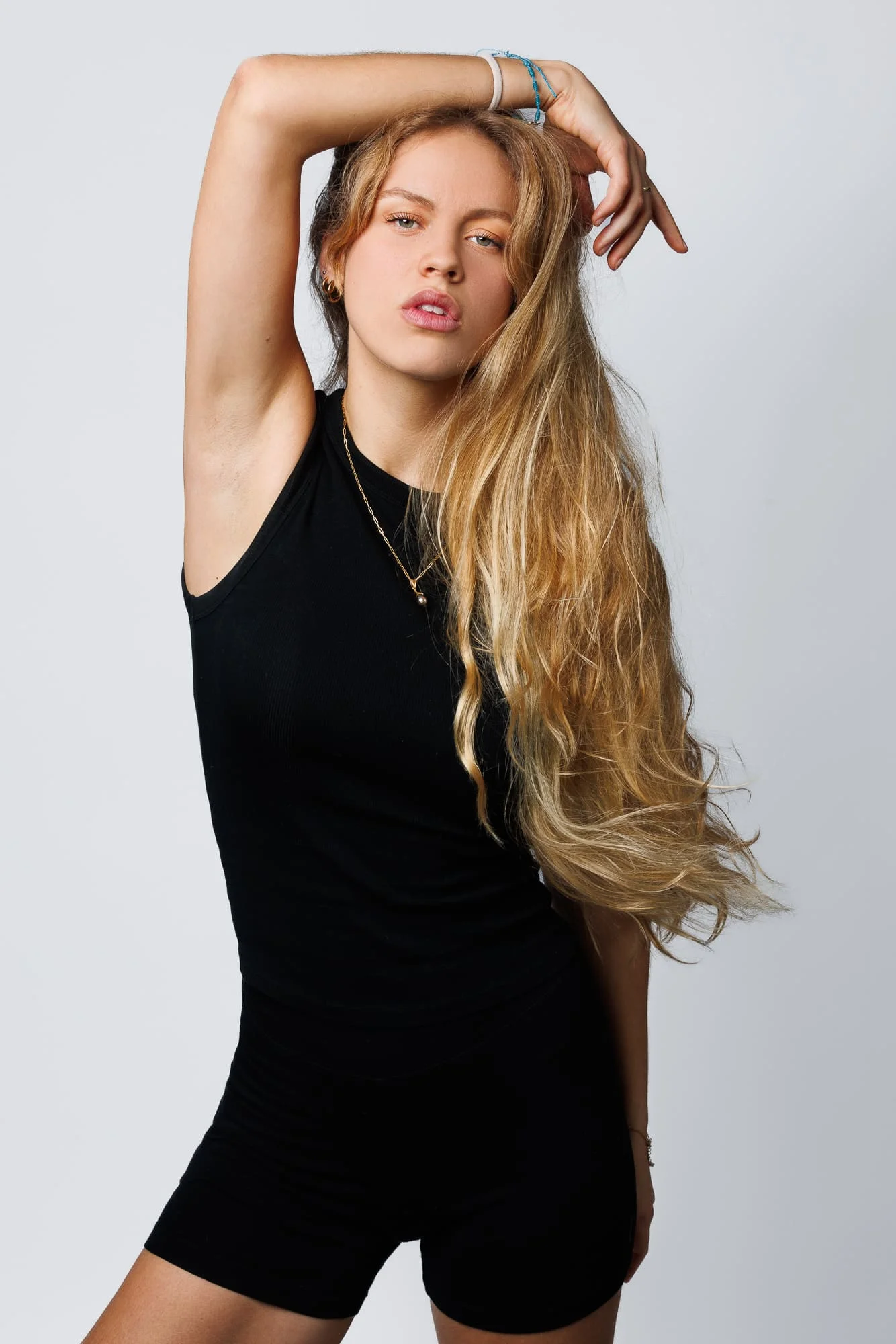 Photographe lookbook studio Paris – portrait en tenue sombre