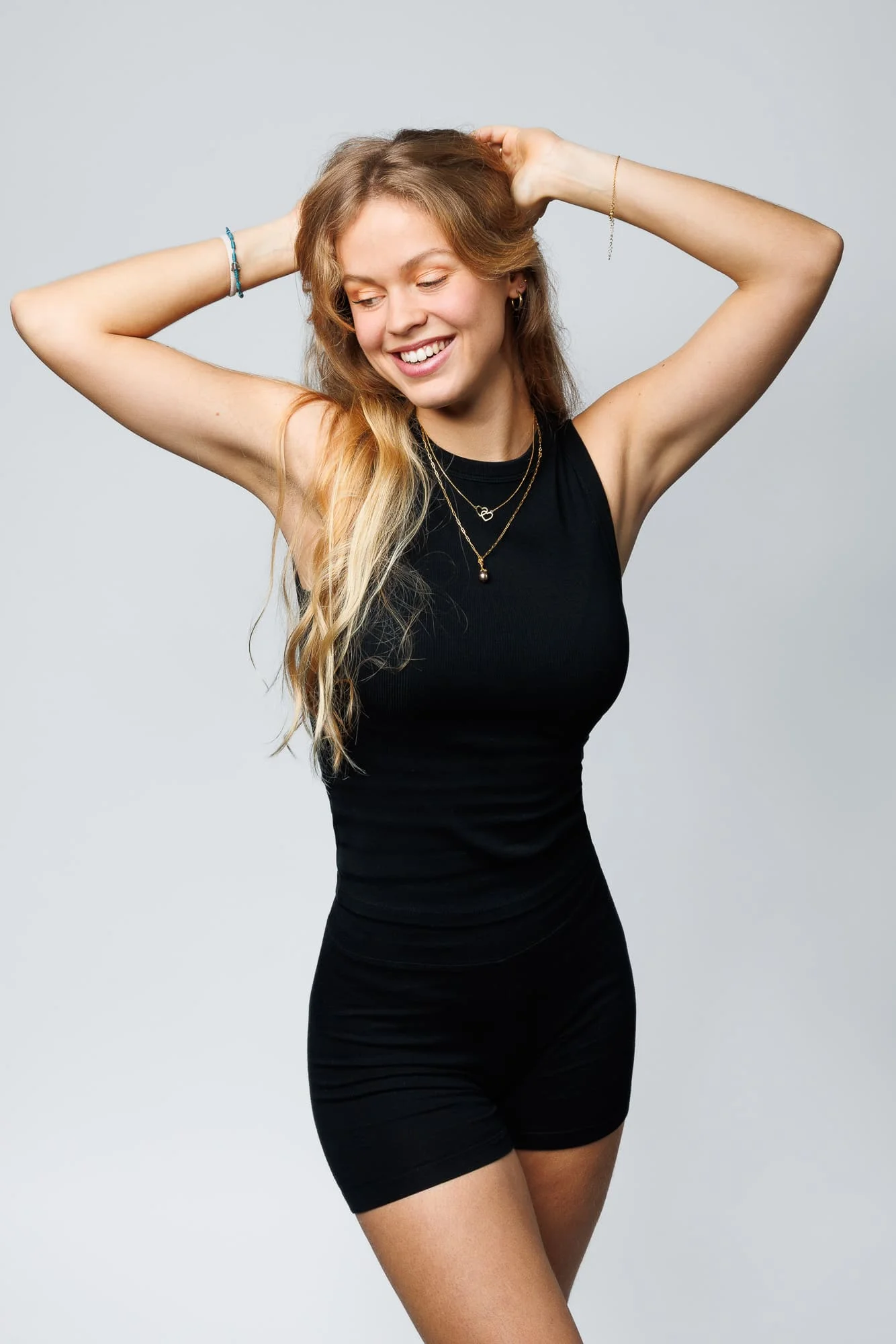 Photographe lookbook studio Paris – portrait en tenue sombre