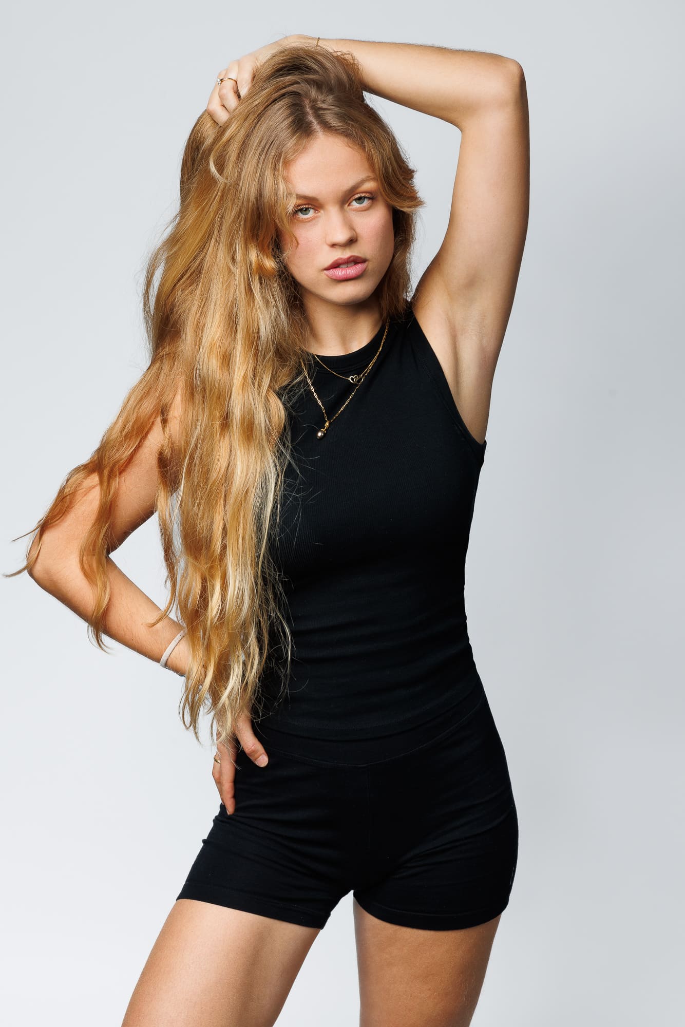 Photographe mode test Paris – portrait en tenue sombre