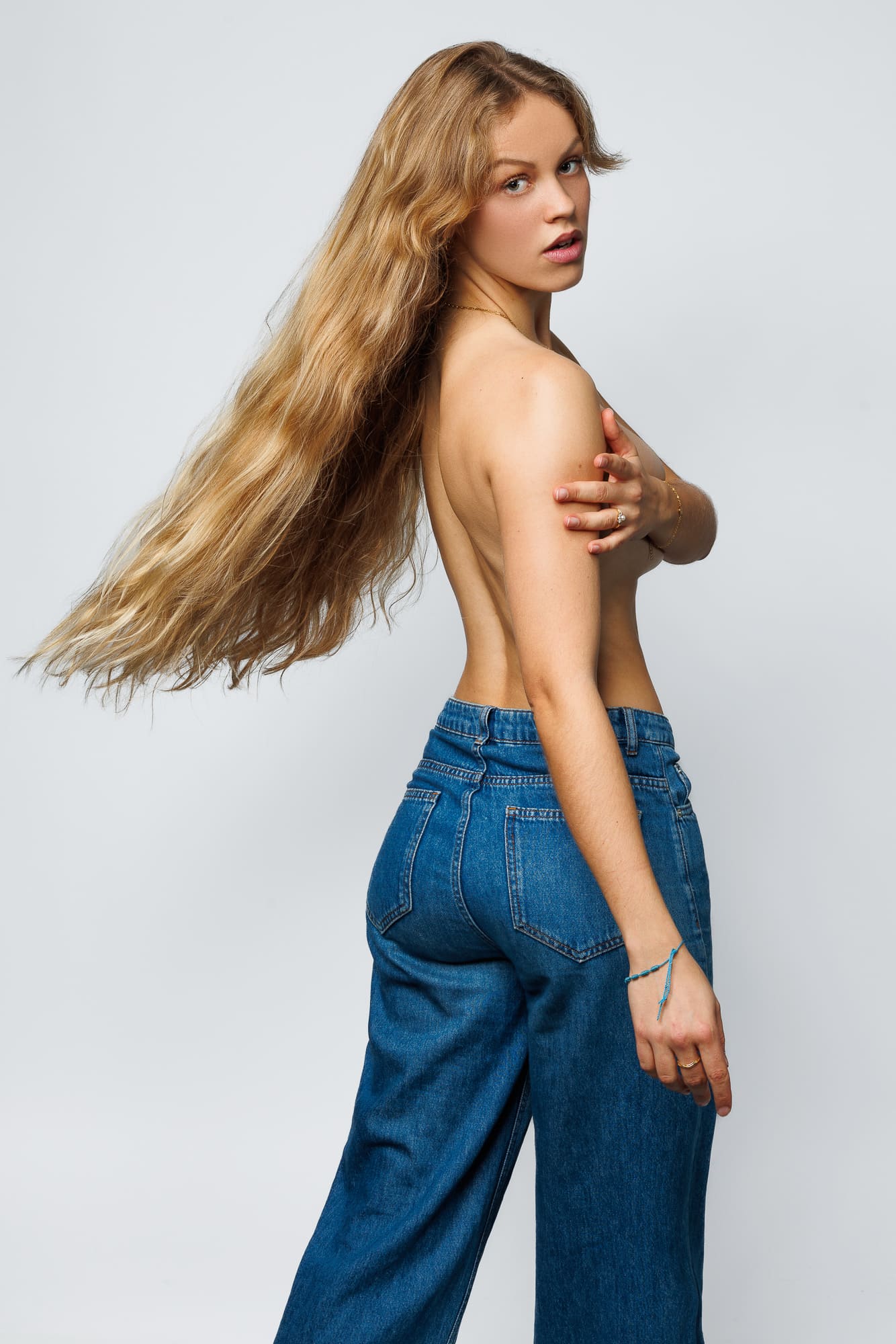 Photographe de shooting à Paris – portrait bras croisés