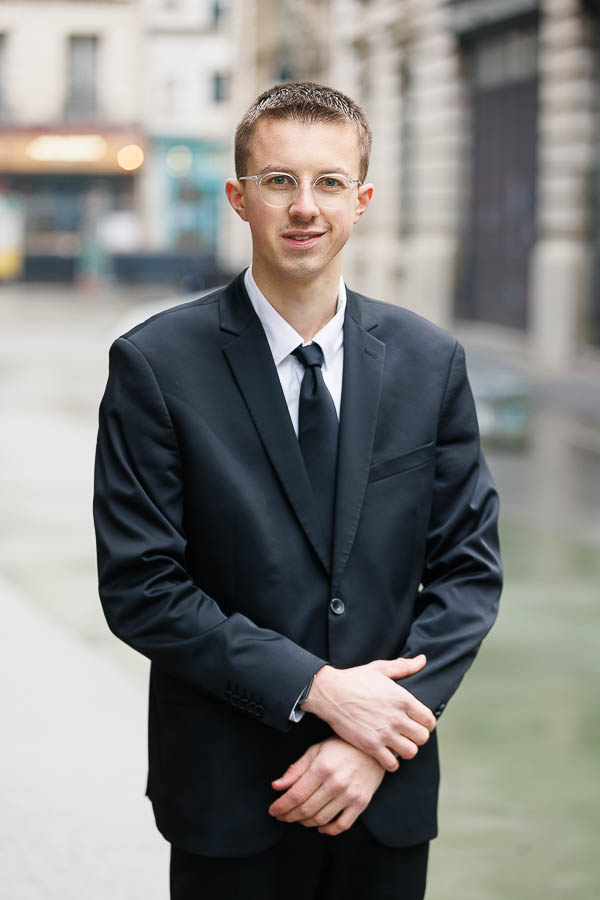 Personnel navigant homme extérieur élégant