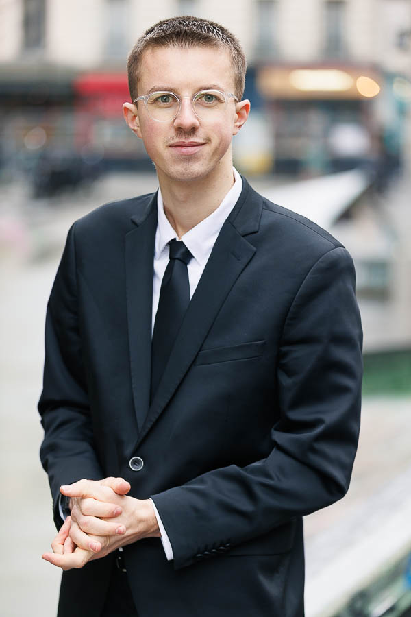 Portrait PNC homme en extérieur urbain