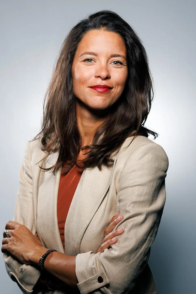 Photo corporate femme – portrait bras croisés