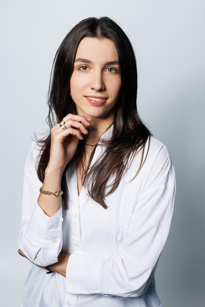 Photo corporate femme – portrait bras croisés