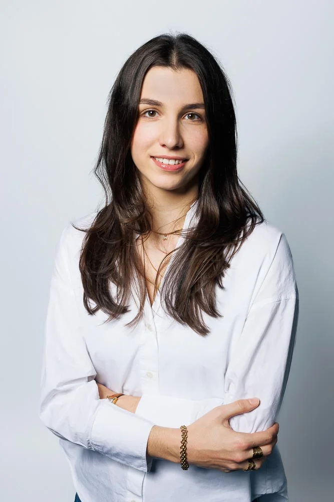 Photo corporate femme – portrait bras croisés