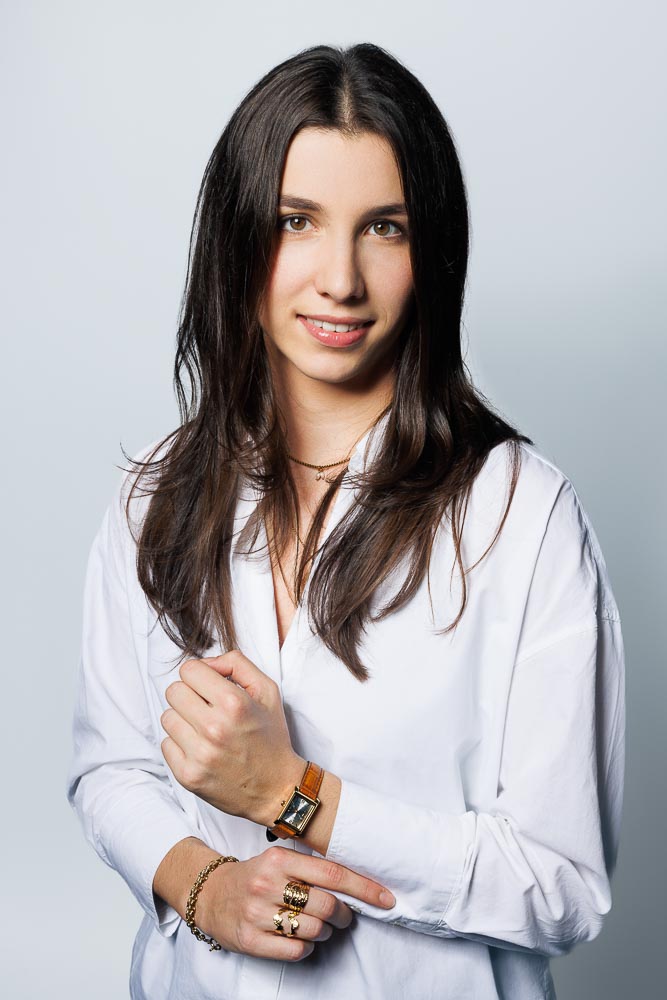 Photo corporate femme – portrait en chemise blanche