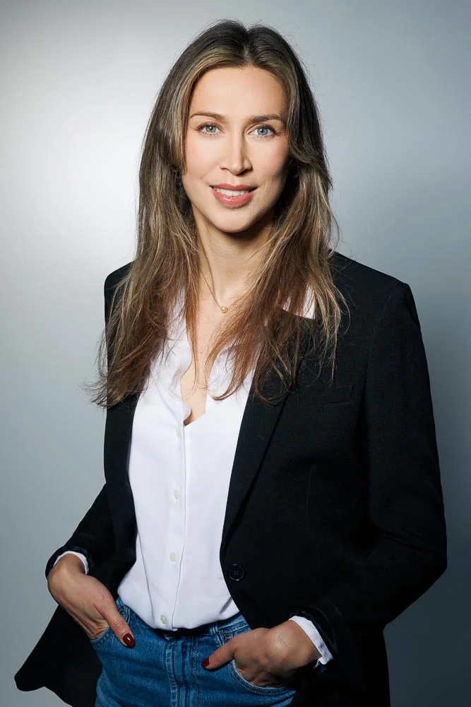 Photo corporate femme – portrait en chemise blanche