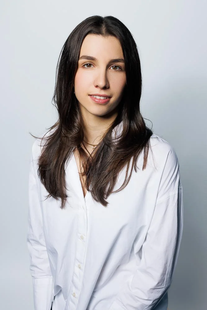 Photo corporate femme – portrait en chemise blanche