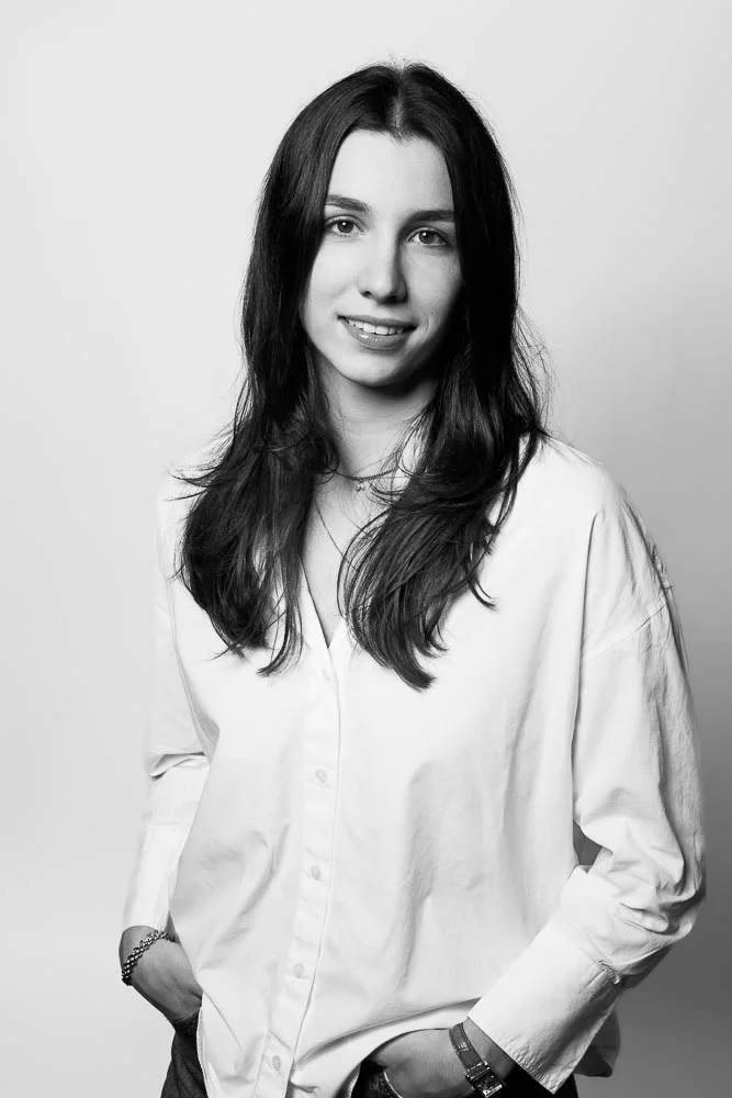 Photo corporate femme – portrait en chemise blanche