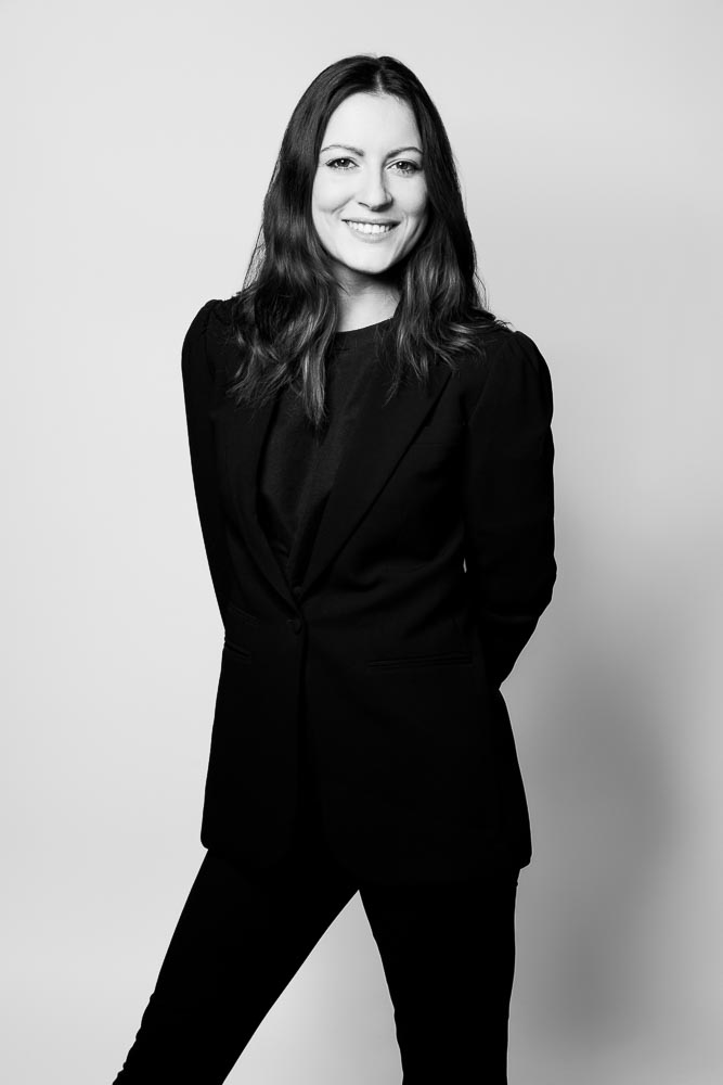Photo corporate femme – portrait noir et blanc