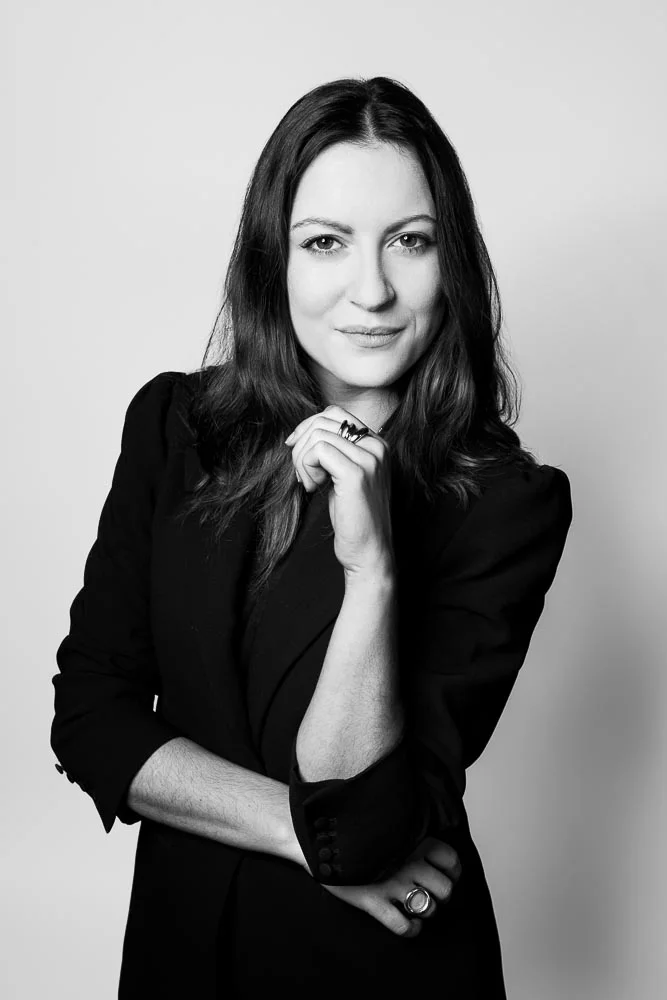 Photo corporate femme – portrait noir et blanc