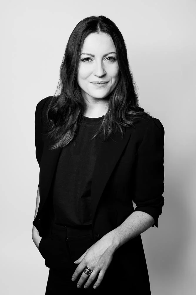 Photo corporate femme – portrait noir et blanc