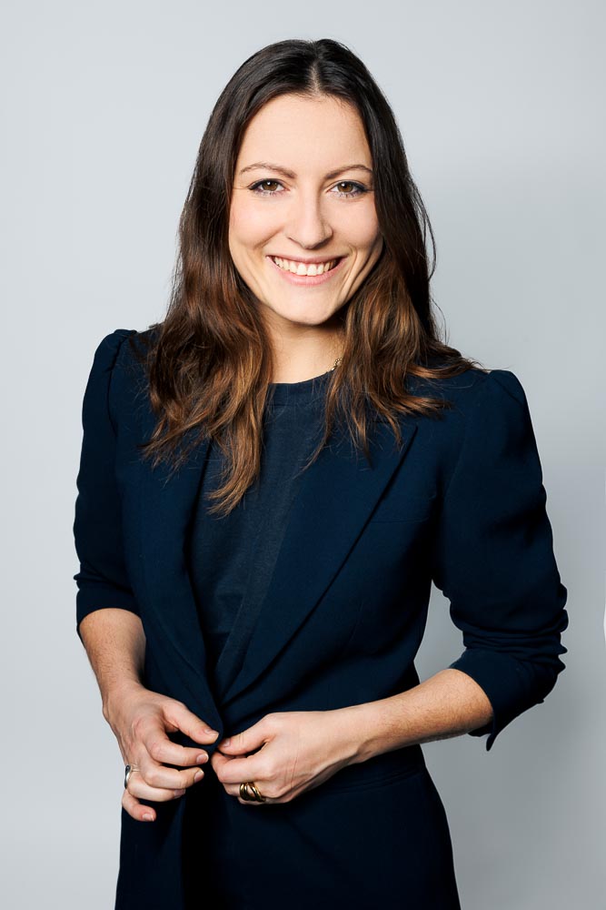 Photo corporate femme – portrait en tenue sombre