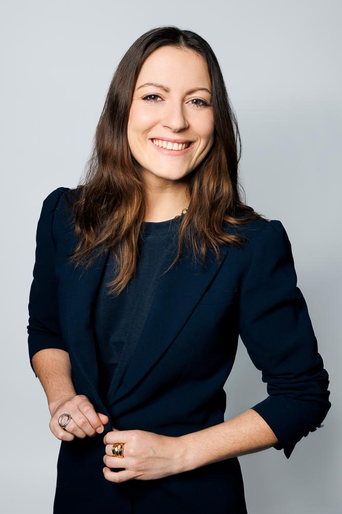 Photo corporate femme – portrait en tenue sombre