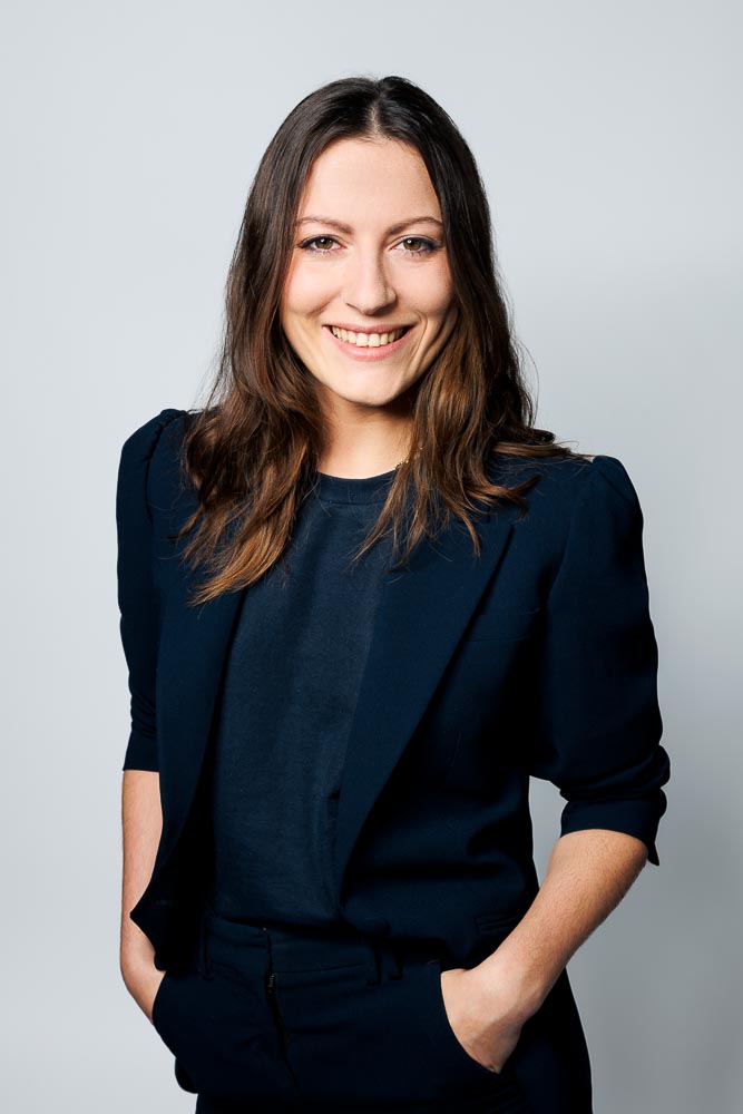 Photo corporate femme – portrait en tenue sombre