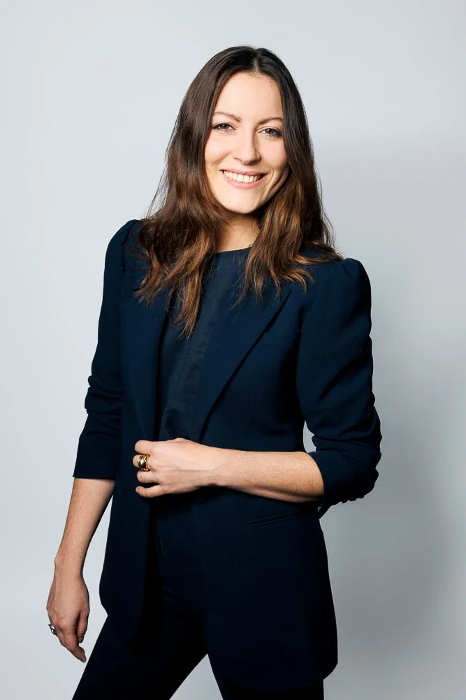 Photo corporate femme – portrait en tenue sombre