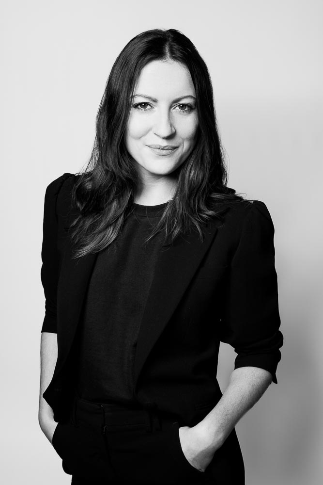 Photo corporate femme – portrait en tenue sombre