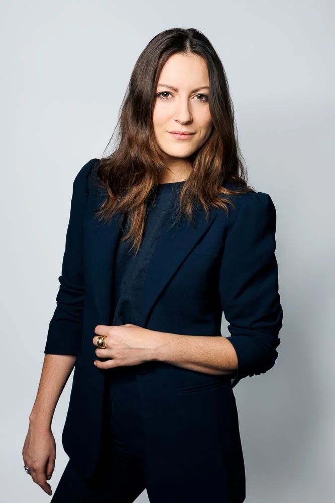 Photo corporate femme – portrait en tenue sombre