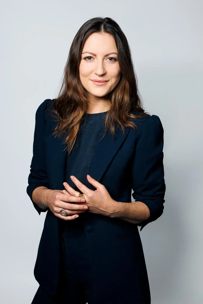 Photo corporate femme – portrait en tenue sombre