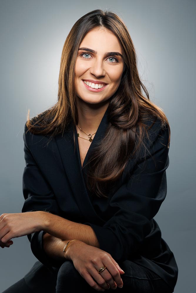 Photo corporate femme – portrait en tenue sombre