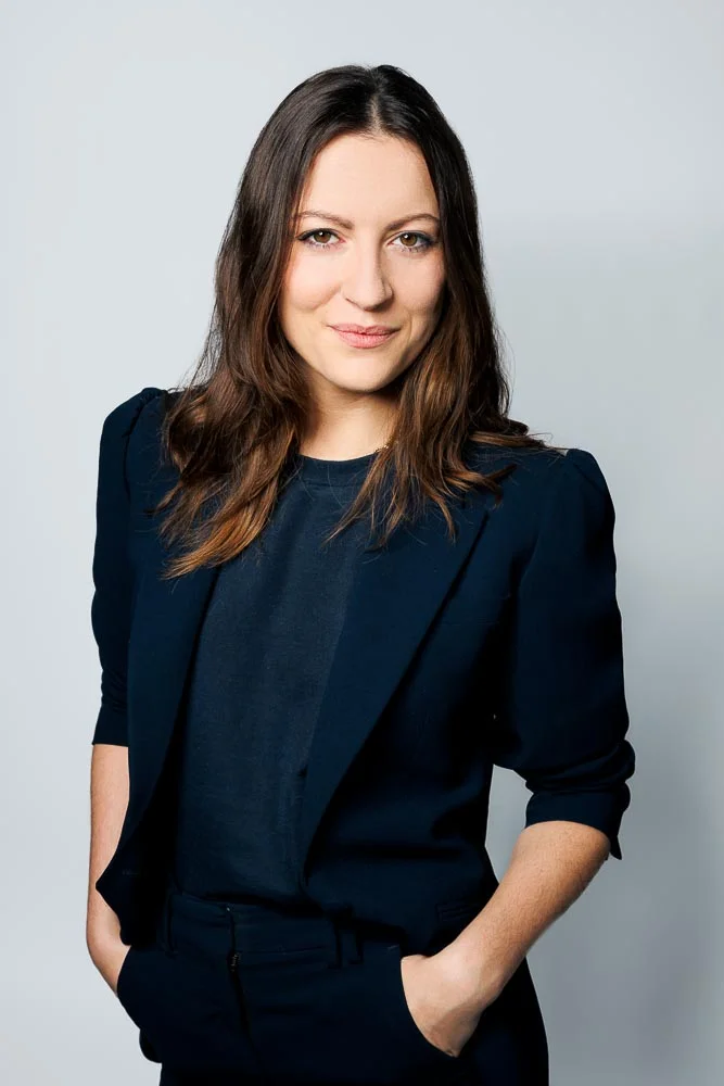 Photo corporate femme – portrait en tenue sombre