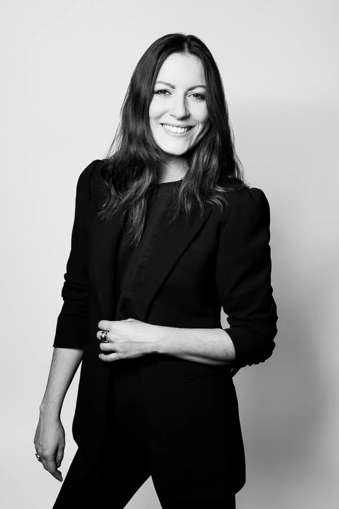 Photo corporate femme – portrait en tenue sombre