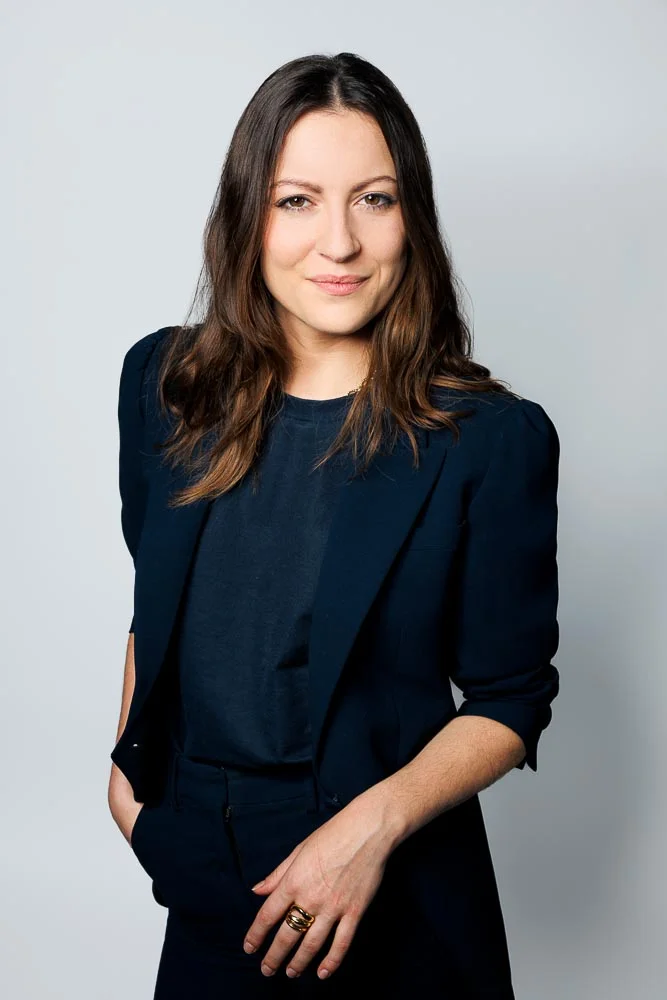 Photo corporate femme – portrait en tenue sombre