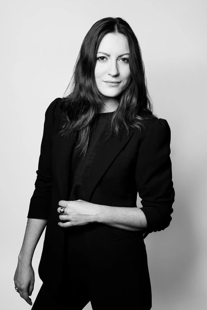 Photo corporate femme – portrait en tenue sombre