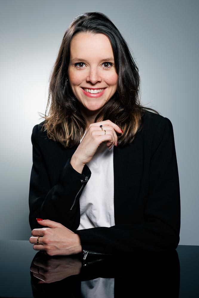 Photo corporate femme – portrait en veste noire