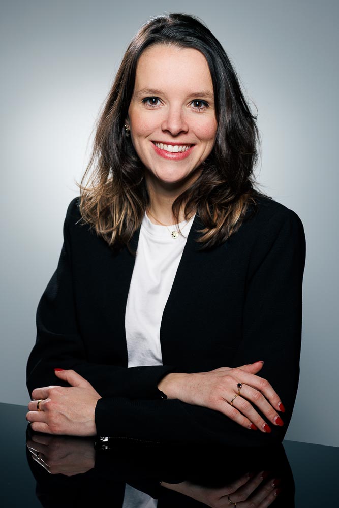Photo corporate femme – portrait en veste noire