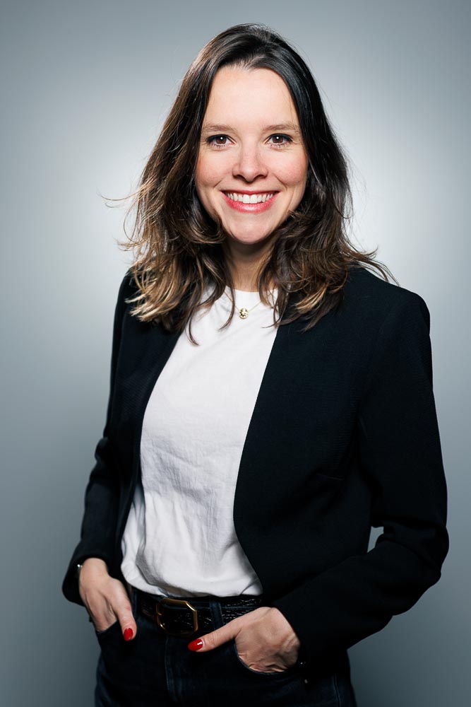 Photo corporate femme – portrait en veste noire