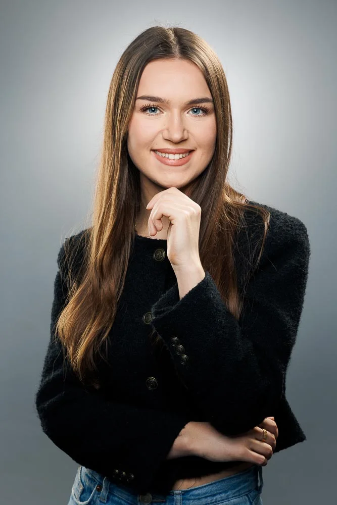 Photo corporate femme – portrait en veste noire