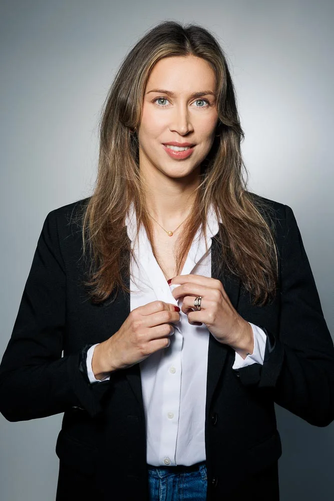 Photo portrait élégant – portrait en chemise blanche
