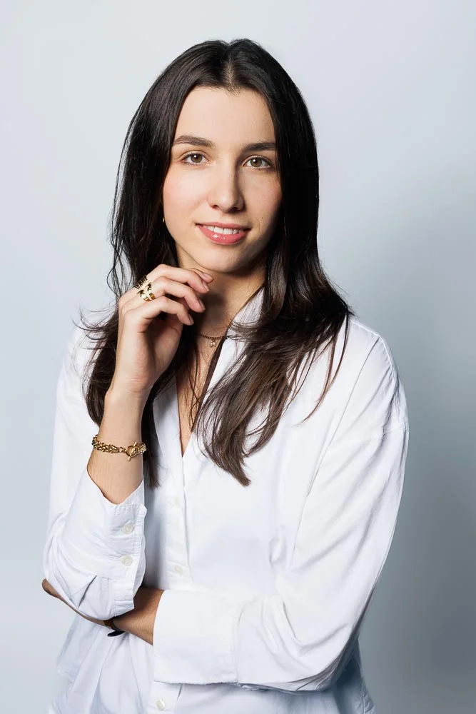 Photo portrait élégant – portrait en chemise blanche