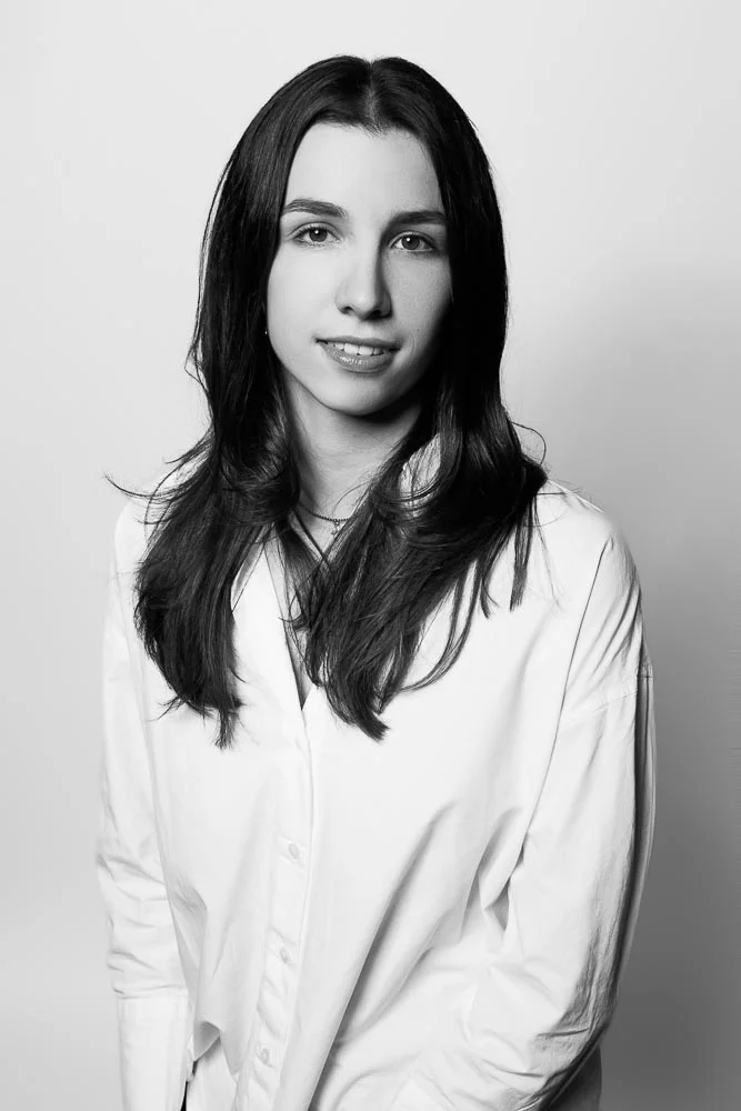 Photo portrait élégant – portrait en chemise blanche