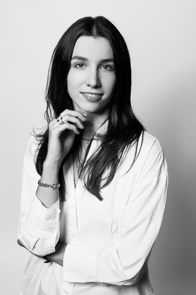 Photo portrait élégant – portrait en chemise blanche