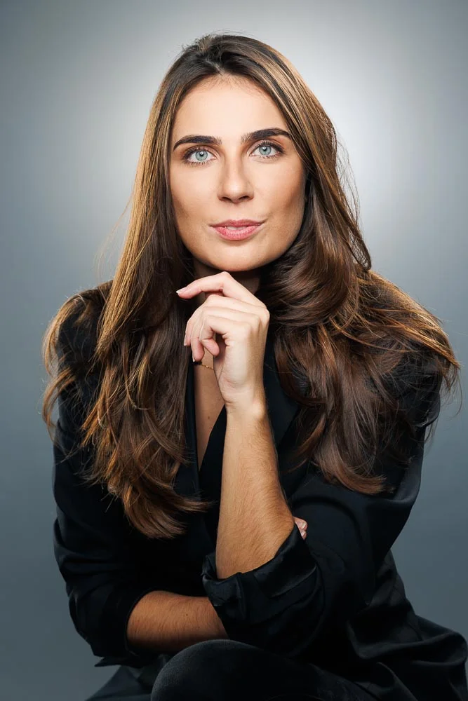 Photo portrait élégant – portrait en tenue sombre